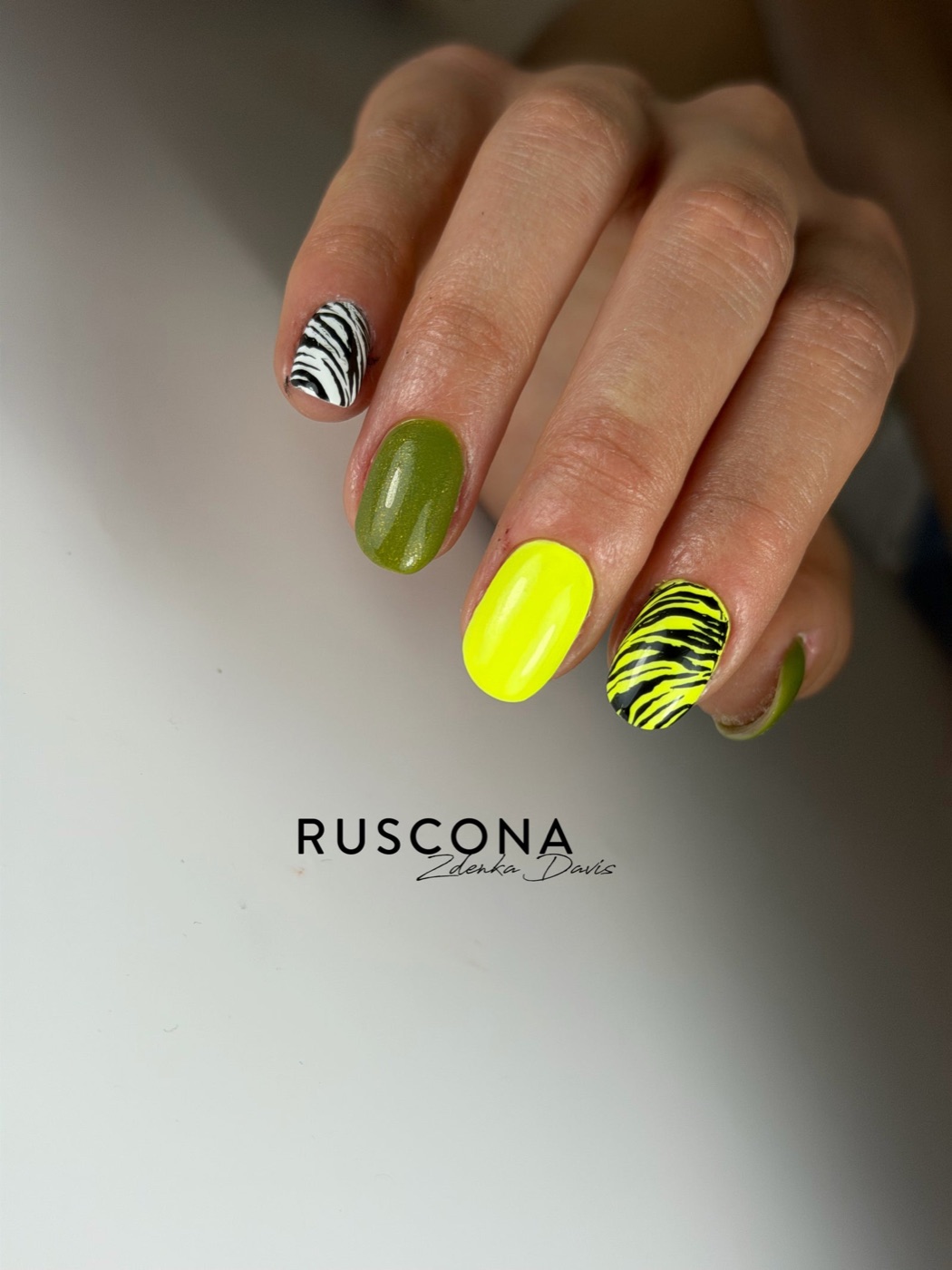 Leuchtend grünes Nageldesign mit Zebra-Akzenten