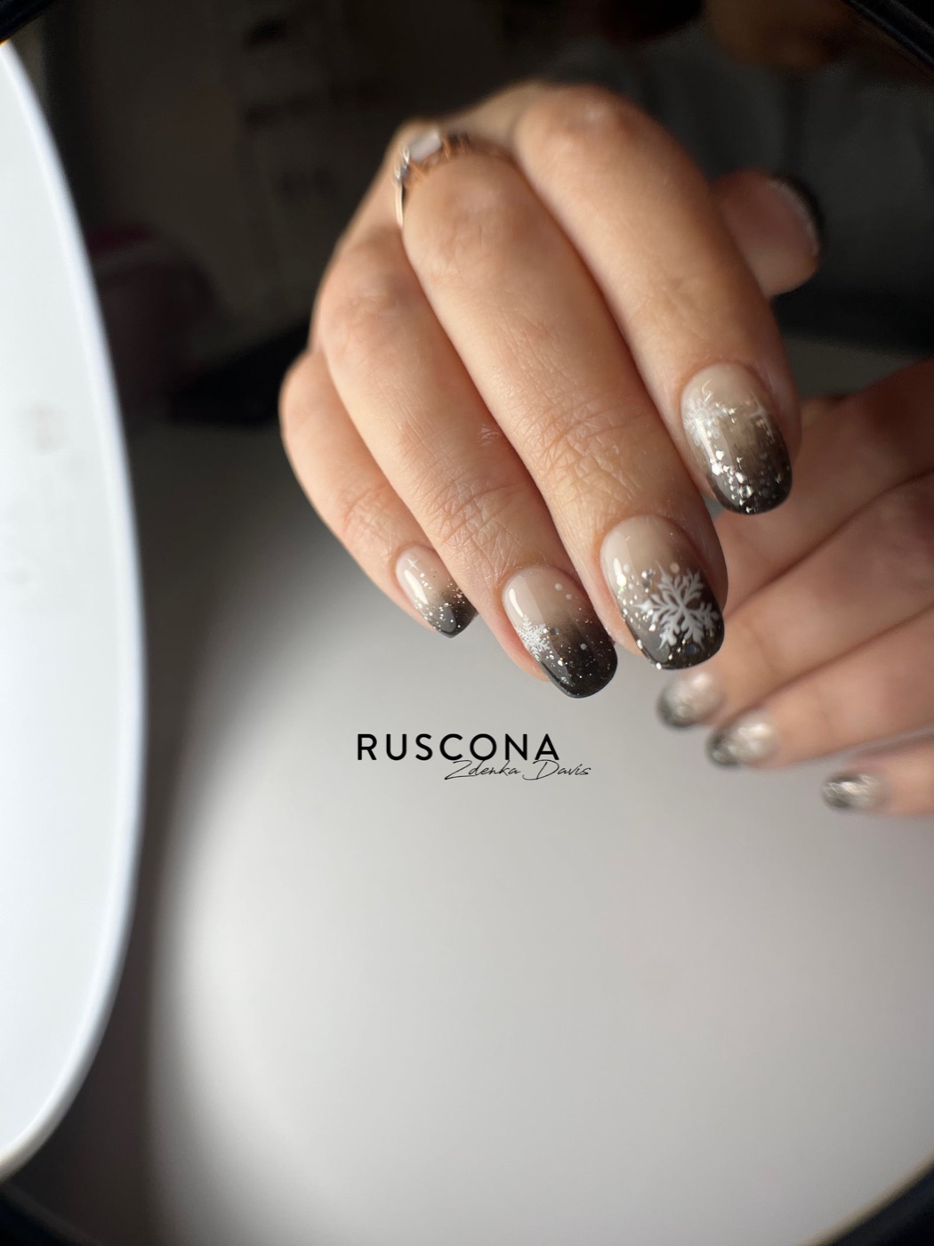 Dunkle Ombré-Maniküre mit weisser Winter-Nail-Art